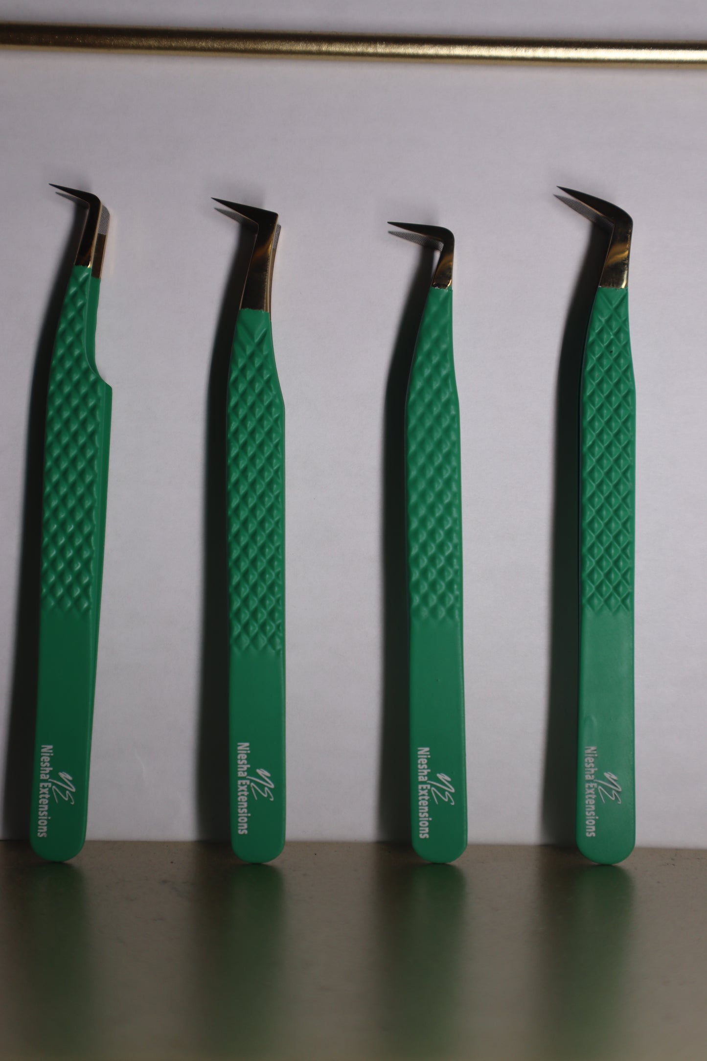 Precision Lash Tweezers: Your Secret to Flawless Application