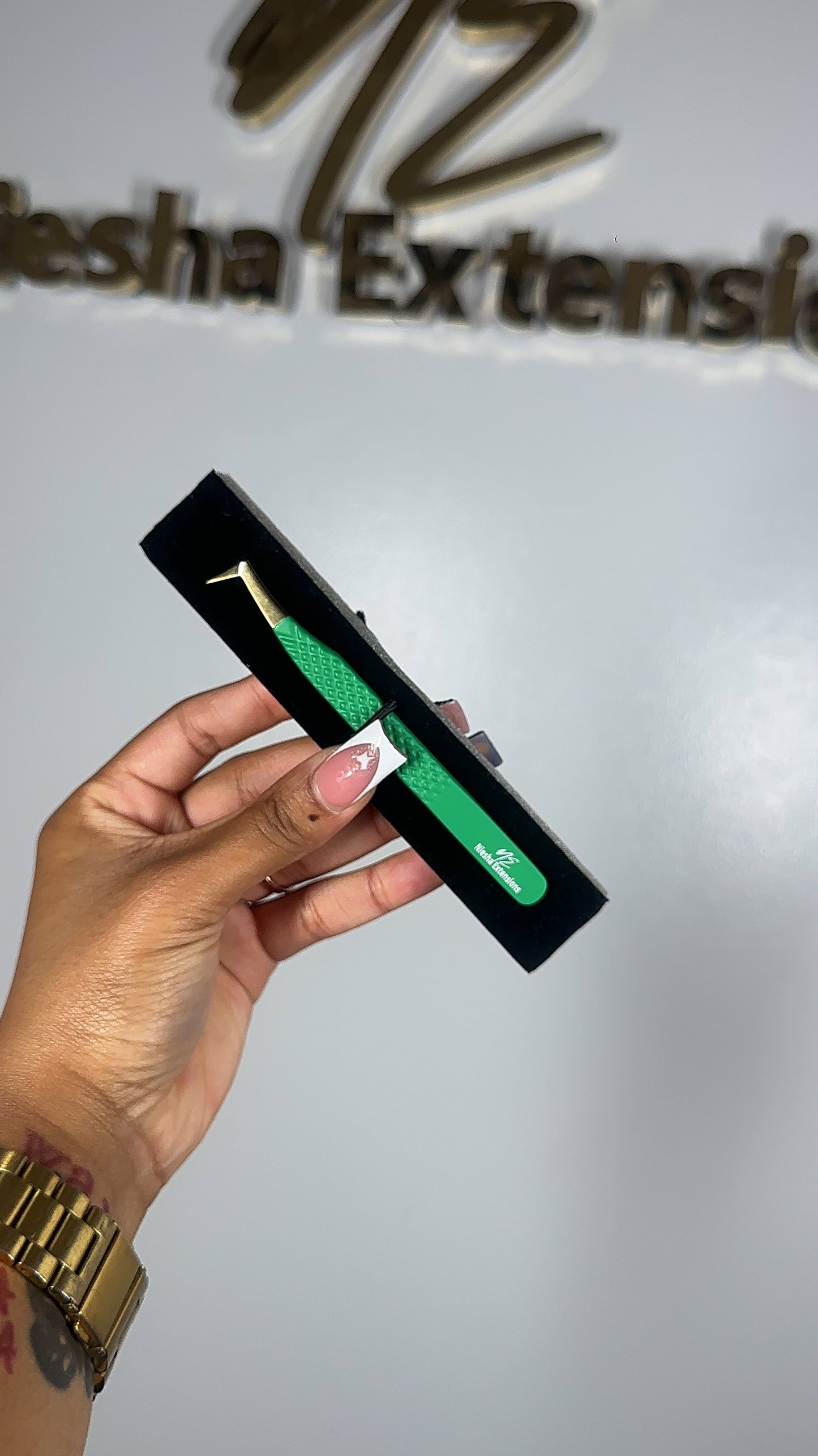 Precision Lash Tweezers: Your Secret to Flawless Application