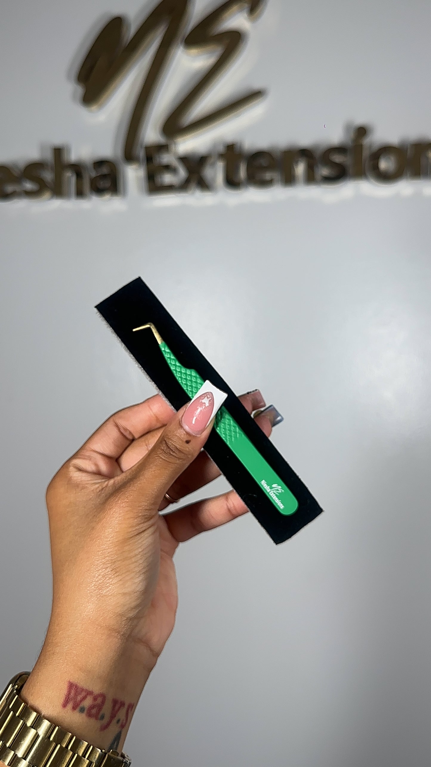 Precision Lash Tweezers: Your Secret to Flawless Application