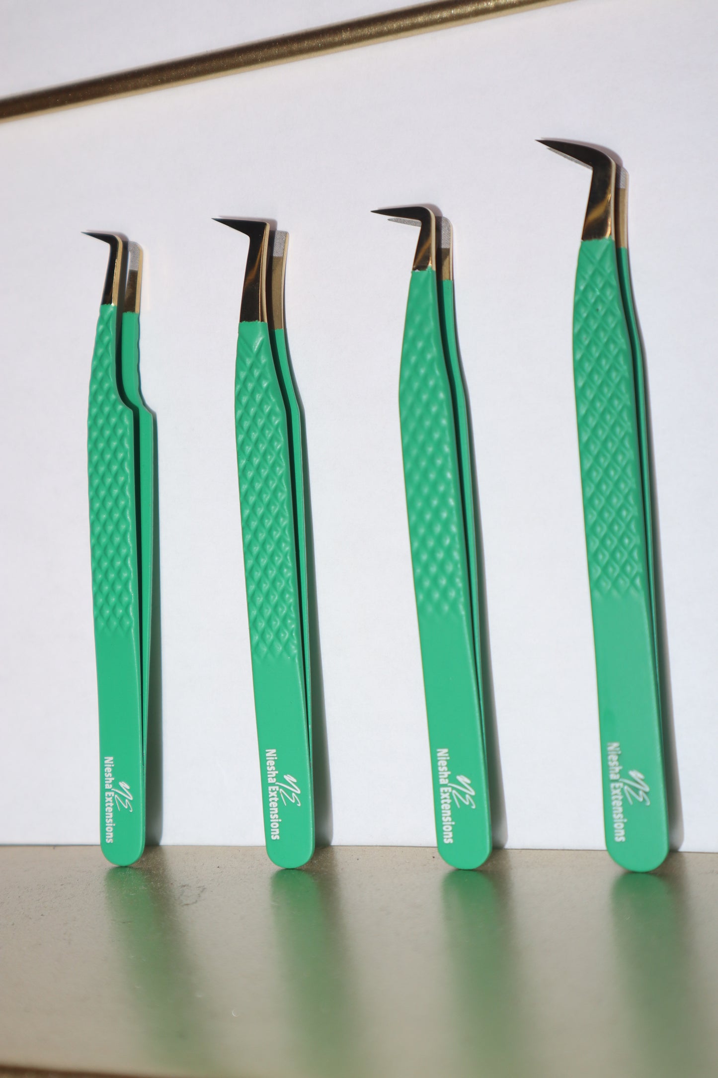 Precision Lash Tweezers: Your Secret to Flawless Application